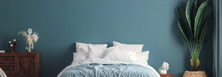 Schlafzimmer mit blau-grüner Wand
